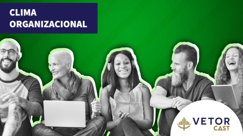 Grupo de cinco pessoas, sentadas, sendo dois homens e três mulheres, utilizando notebook, fone de ouvido e tablet.