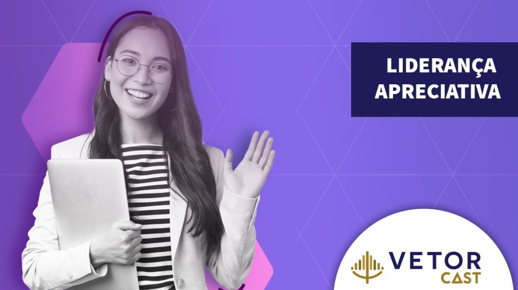 Mulher em pé, com um notebook na mão direita, acenando com a mão esquerda aberta.