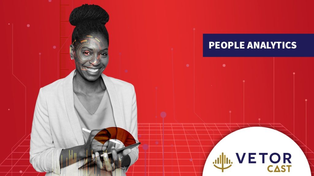 Mulher adulta, sorridente, escrevendo com uma caneta touch sobre um aparelho tablet.