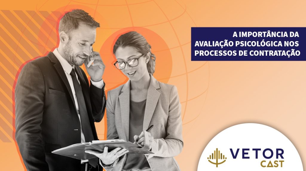 Homem ao celular, ao lado de uma mulher segurando uma pasta e uma caneta. Ambos sorridentes olhando para a pasta.