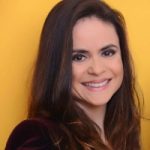 Adriana Isidio, Gerente de Marketing e Comunicação. Graduada em Comunicação Social, pós-graduada em Gestão Empresarial pela ESPM e em Gestão Estratégica em Comunicação Organizacional e Relações Públicas pela USP, onde defendeu a tese “A importância da comunicação interna no apoio à prevenção e manutenção da saúde mental das pessoas nas organizações”. Ambas da Vetor Editora.