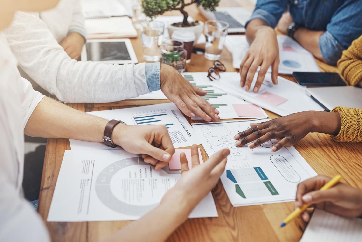 Reunião corporativa com análise de dados para tomada de decisão em gestão de pessoas